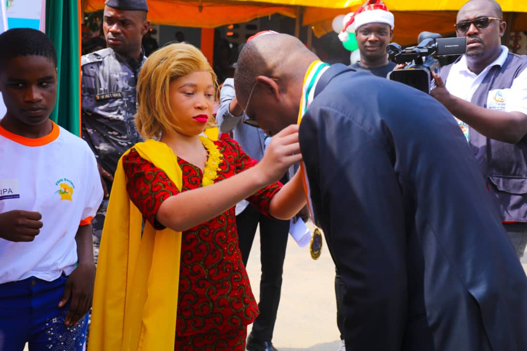 𝟴𝗲̀𝗺𝗲 𝗲́𝗱𝗶𝘁𝗶𝗼𝗻 𝗱𝗲 𝗹𝗮 « 𝗡𝗼𝗲̈𝗹 𝗱𝗲 𝗥𝗲̂𝘃𝗲 » : 𝗣𝗹𝘂𝘀 𝗱𝗲 𝟱𝟬𝟬 𝗰𝗮𝗱𝗲𝗮𝘂𝘅 𝗼𝗳𝗳𝗲𝗿𝘁𝘀 𝗽𝗮𝗿 𝗹𝗲 𝗠𝗶𝗻𝗶𝘀𝘁𝗿𝗲 𝗔𝗱𝗮𝗺𝗮 𝗞𝗔𝗠𝗔𝗥𝗔