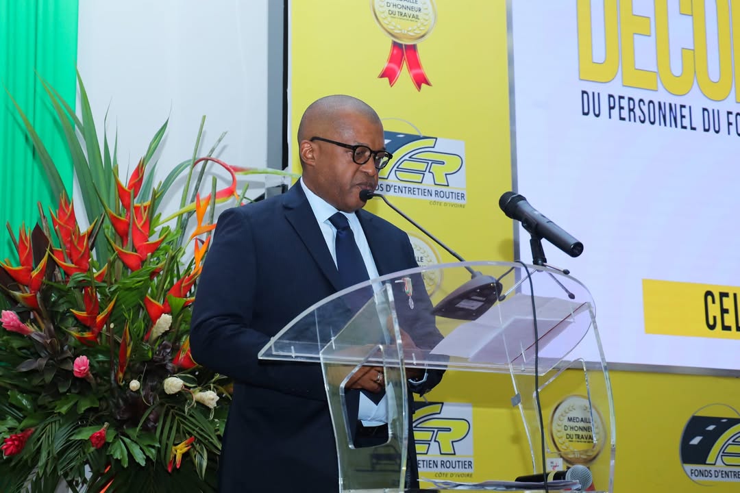 𝐌𝐄𝐃𝐀𝐈𝐋𝐋𝐄 𝐃’𝐇𝐎𝐍𝐍𝐄𝐔𝐑 𝐃𝐔 𝐓𝐑𝐀𝐕𝐀𝐈𝐋 𝐌𝐀𝐈𝐓𝐑𝐄 𝐀𝐃𝐀𝐌𝐀 𝐊𝐀𝐌𝐀𝐑𝐀 𝐄𝐍𝐂𝐎𝐔𝐑𝐀𝐆𝐄 𝐋𝐄𝐒 𝟐𝟗 𝐀𝐆𝐄𝐍𝐓𝐒 𝐃𝐄𝐂𝐎𝐑𝐄𝐒 𝐃𝐔 𝐅𝐄𝐑 𝐀 𝐃𝐀𝐕𝐀𝐍𝐓𝐀𝐆𝐄 𝐄𝐗𝐂𝐄𝐋𝐋𝐄𝐑